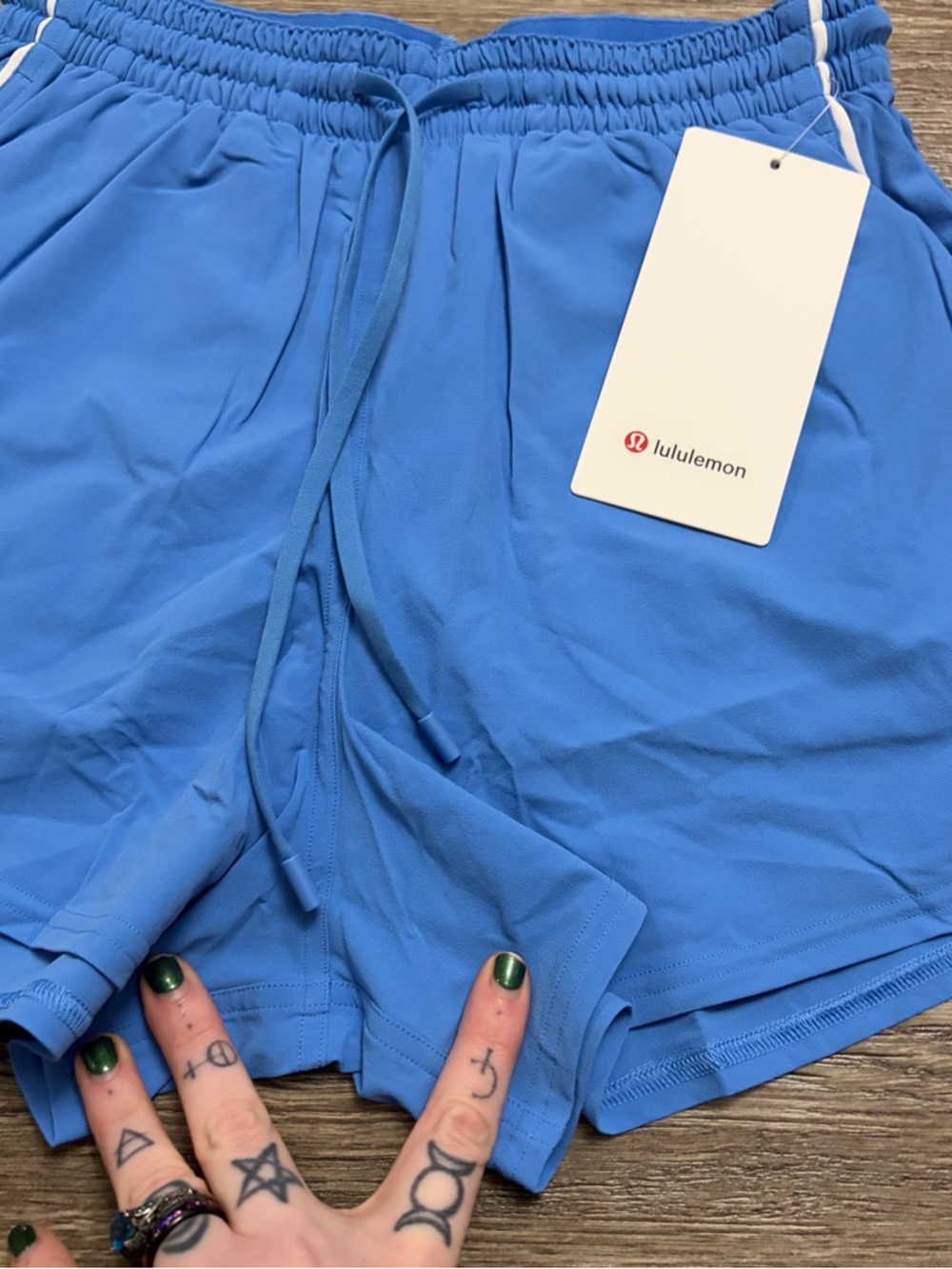 NWT Lululemon Court Rival High-Rise Short 3" (Pool Party/White) Size 4 - Picture 5 of 10